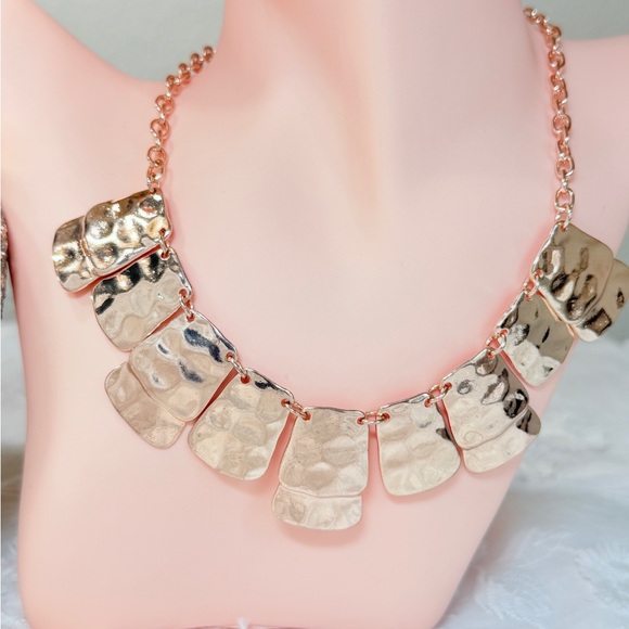 ⚜️ Elegant Rose Gold Necklace - Picture 3 of 6